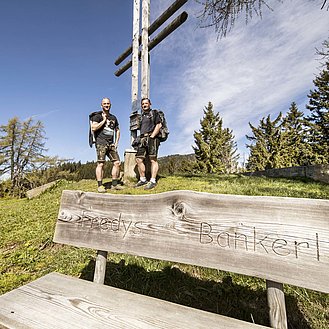 Wandern beim Urlaub auf der Alm in Österreich