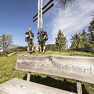Wandern beim Urlaub auf der Alm in Österreich